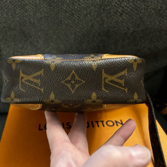 ***SOLD***Authentic Louis Vuitton Danube in lovely vintage condition. - Picture 10 of 16